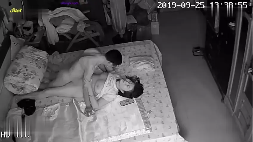 家庭云盘泄密喜欢吃奶子的大叔和大妈做爱